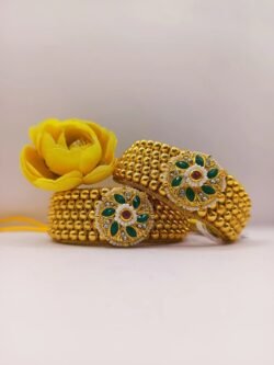 Hath pochi 
Green and golden colors